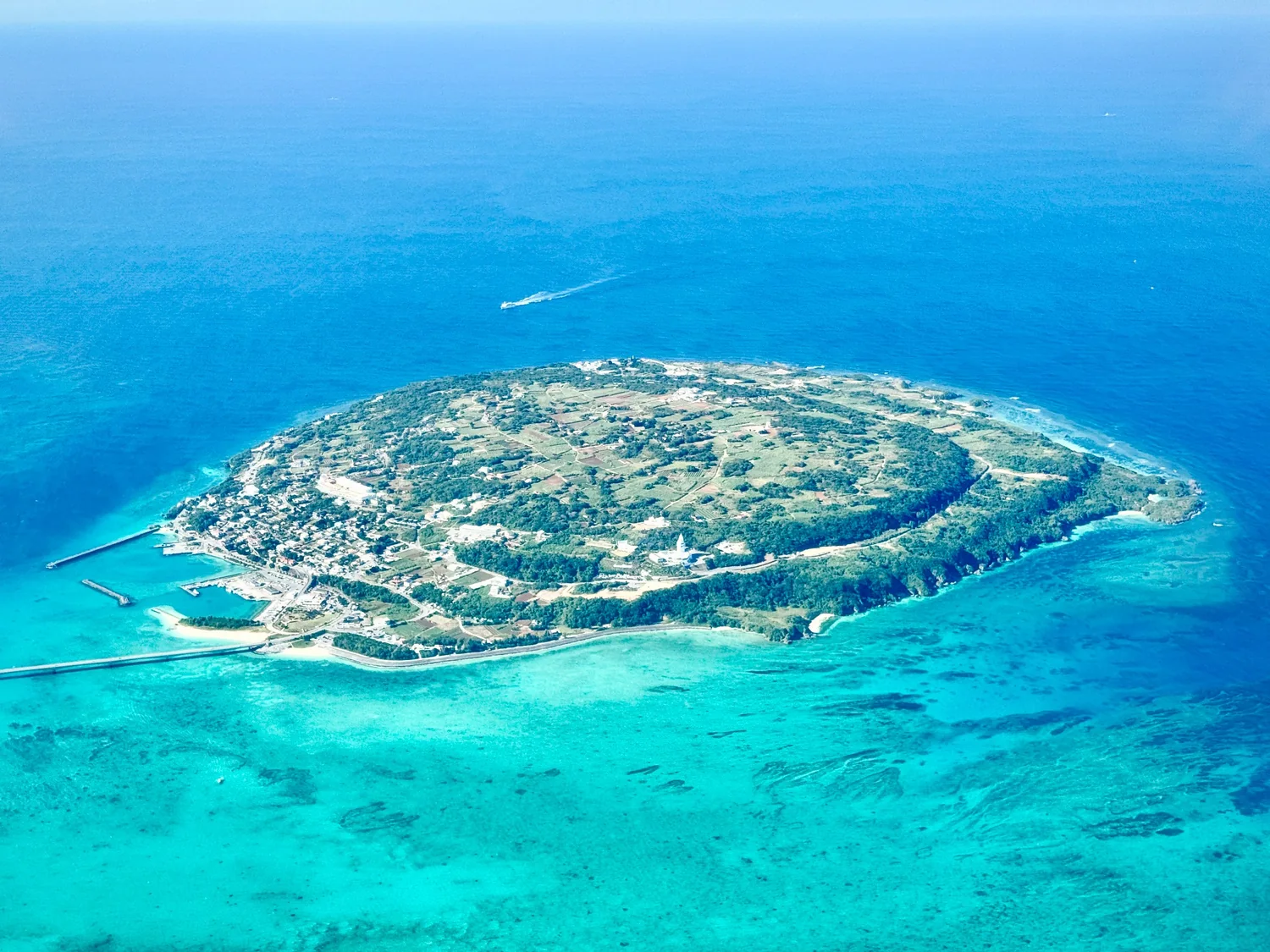 上空から眺める古宇利島と海