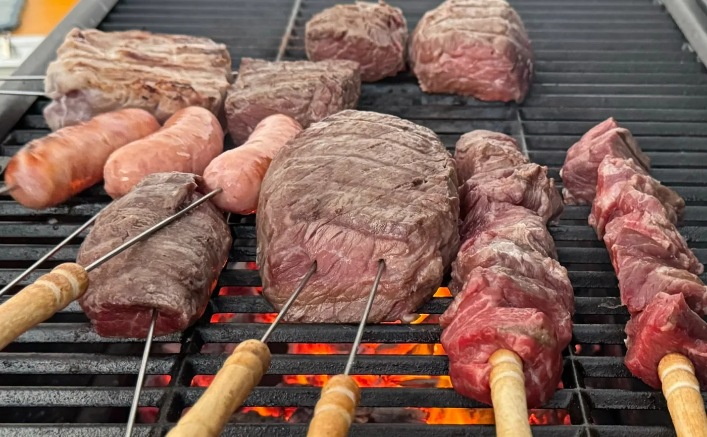 炭火で焼いている肉とソーセージ
