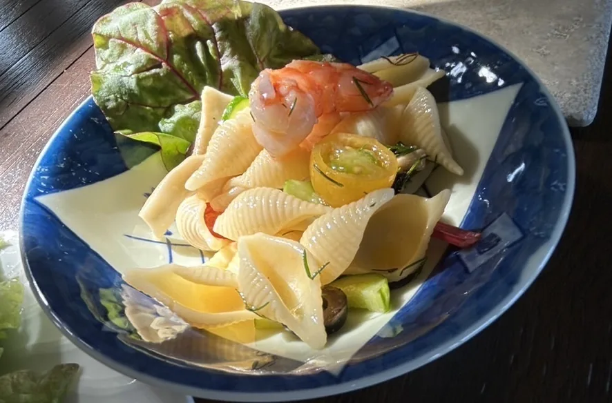 青いお皿に盛り付けた野菜料理