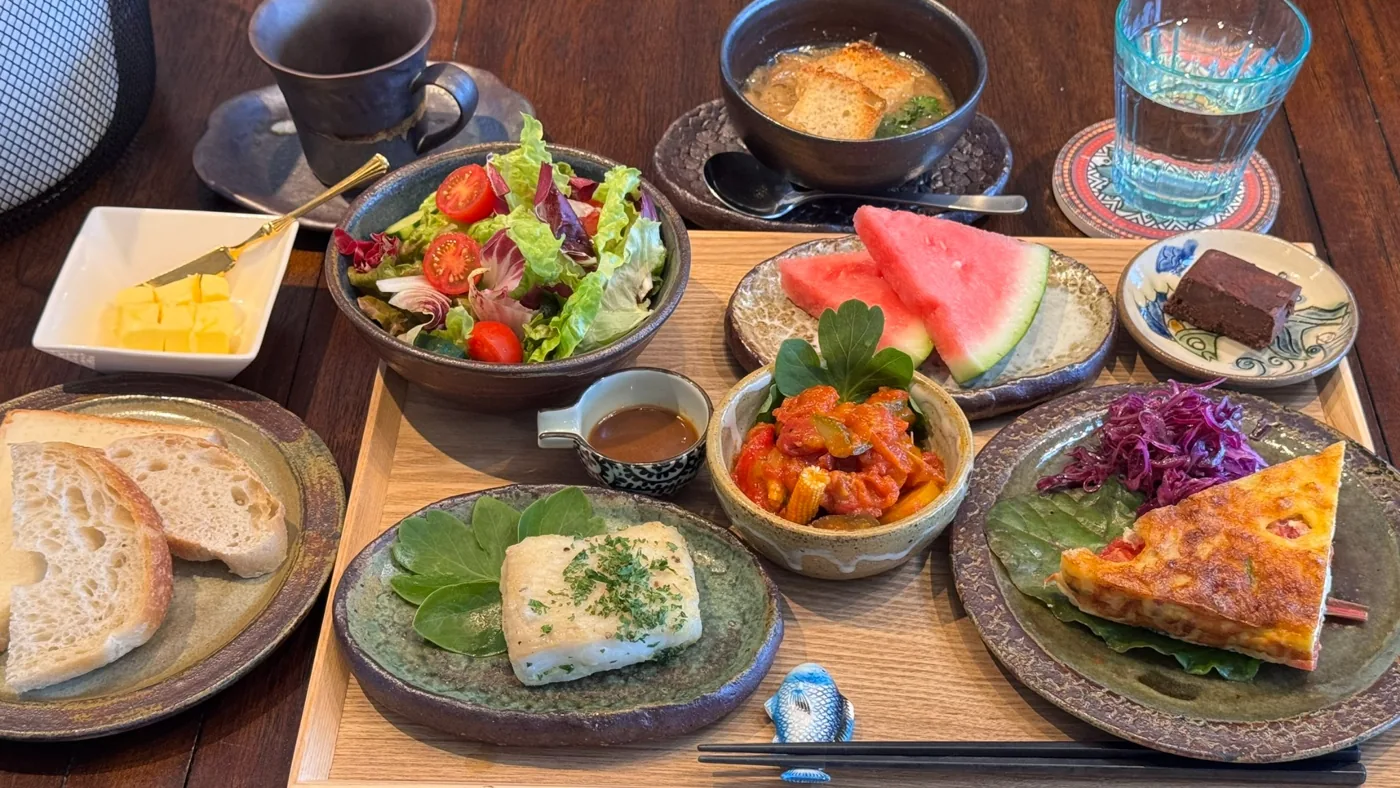 彩り豊かな野菜やパンを盛り付けたお食事