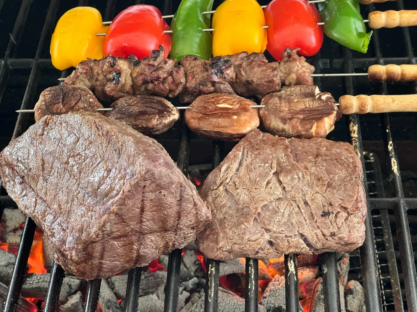 炭火で焼く肉と彩り豊かな野菜