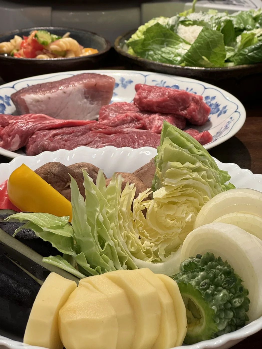 炭火焼き用の肉と新鮮な野菜