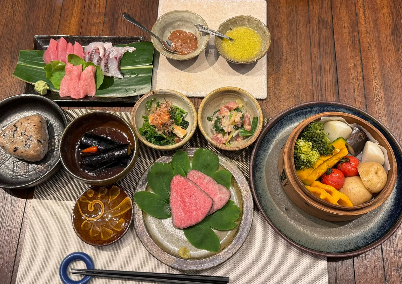 肉と野菜を盛り付けたZARATANのお食事