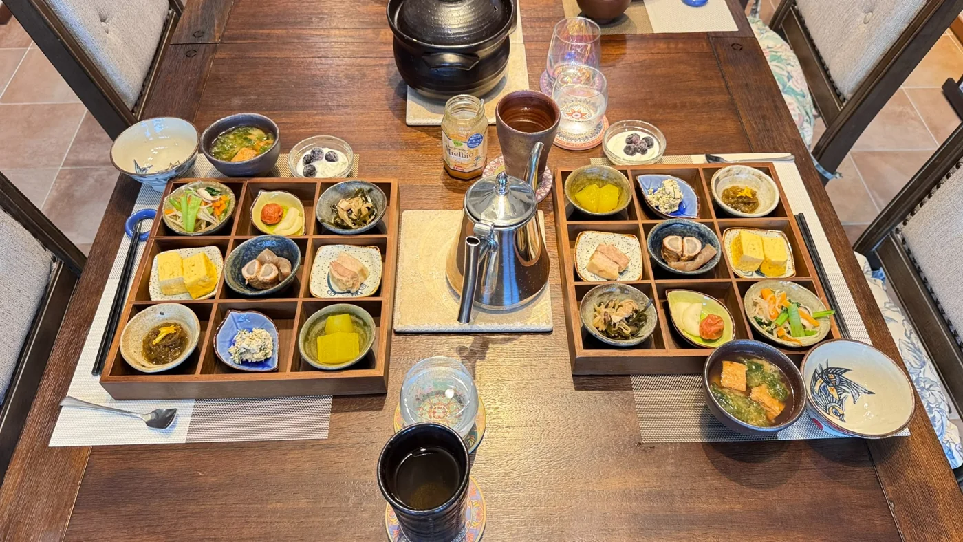 小鉢を並べた食卓