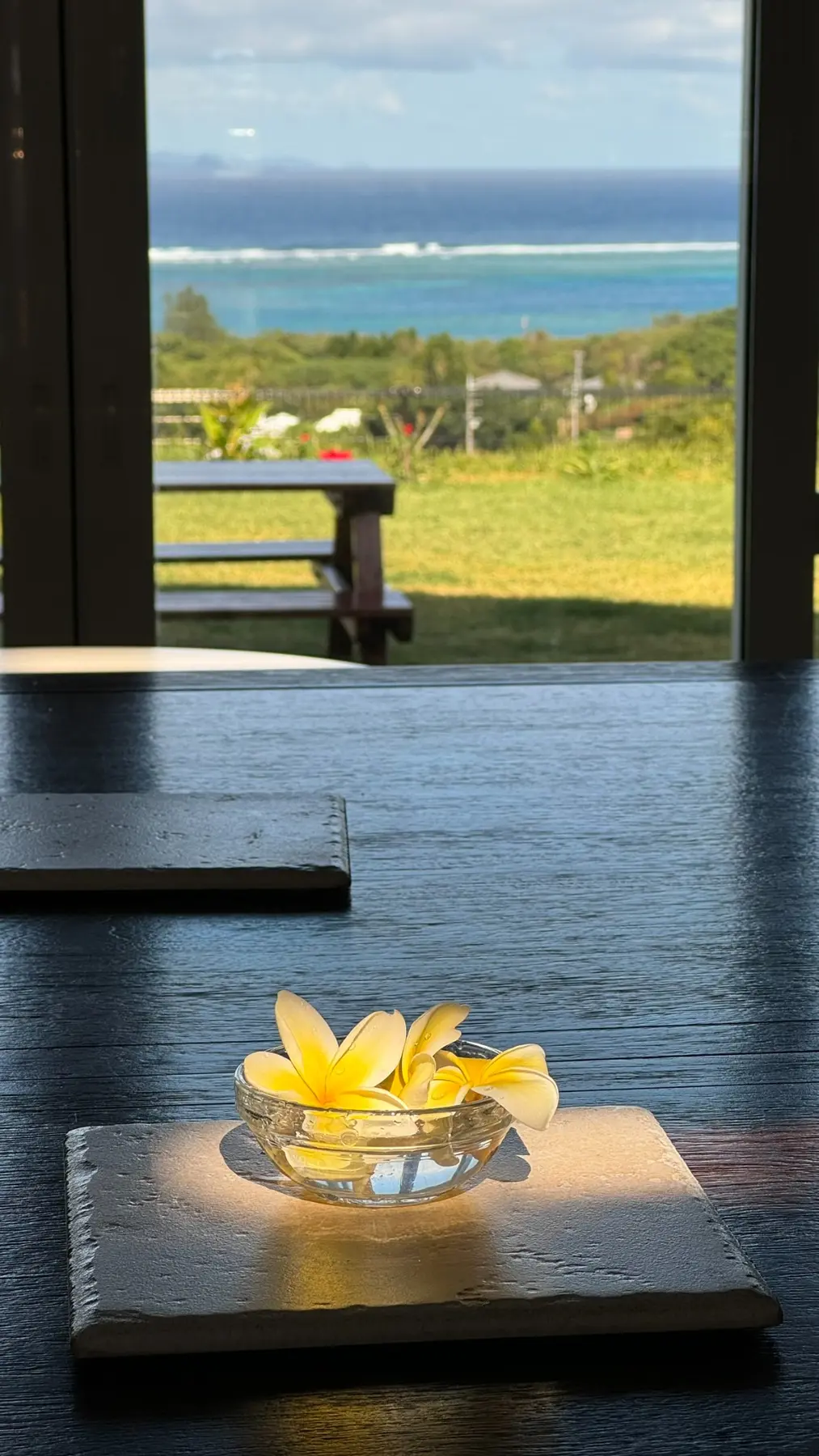 客室の窓辺に設けられたデスクと海の眺め